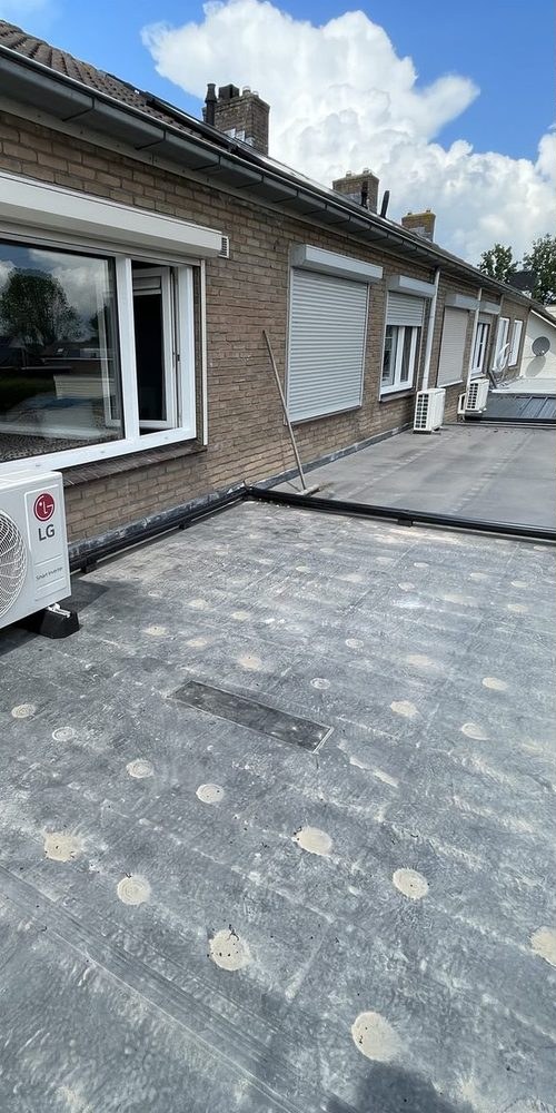 LG buitenunit geïnstalleerd op een plat dak